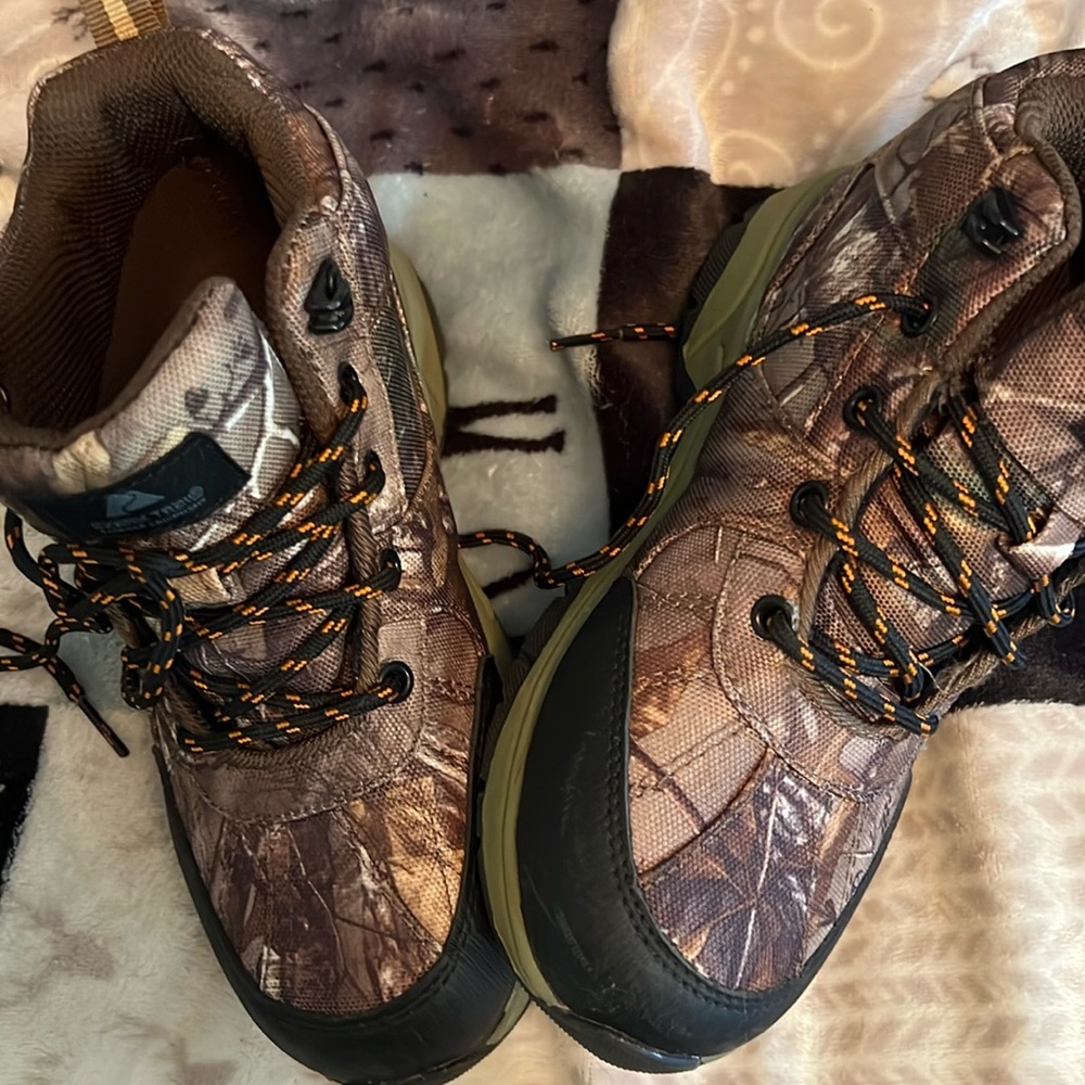 Boys hiking boots! Size 1 camo print! Like brand new!